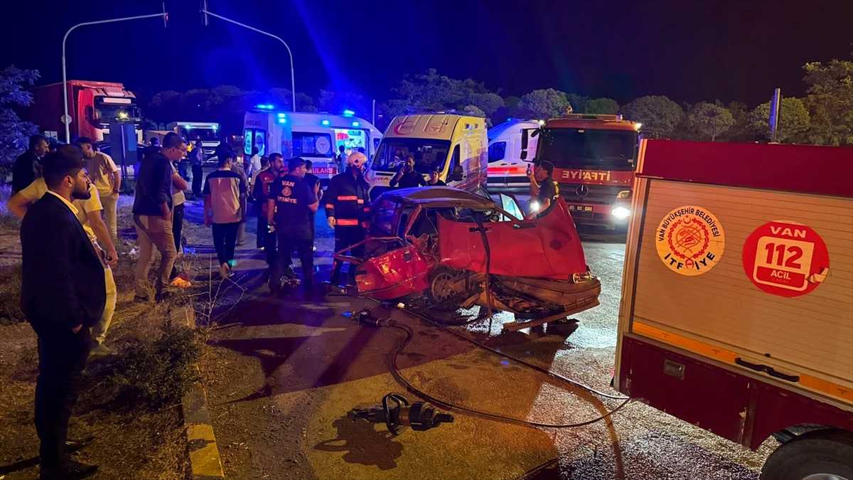 Van\'da Trafik Kazası: 8 Yaralı