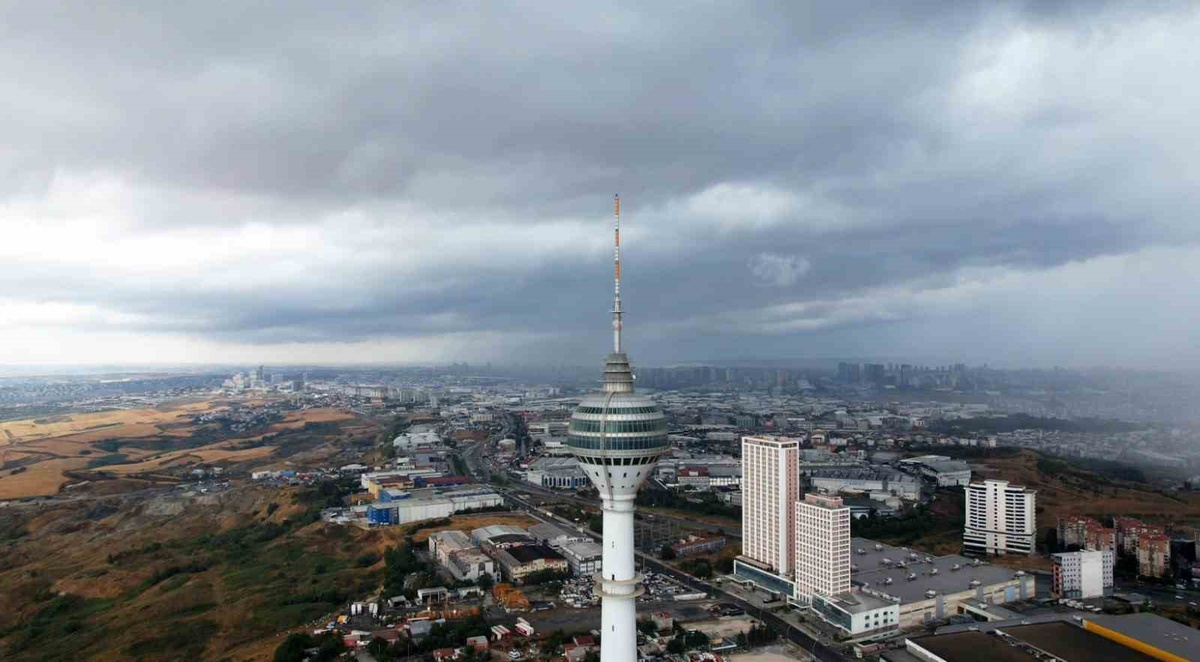 İstanbul\'da Sağanak Yağış Öncesi Siyah Bulutlar