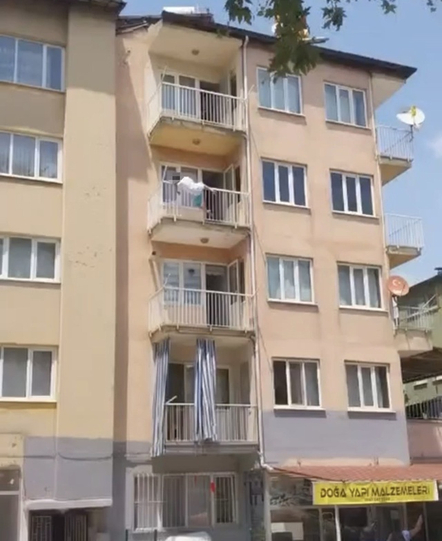 Önce yarı çıplak halde sokağa çıktı, daha sonra kendini balkondan attı