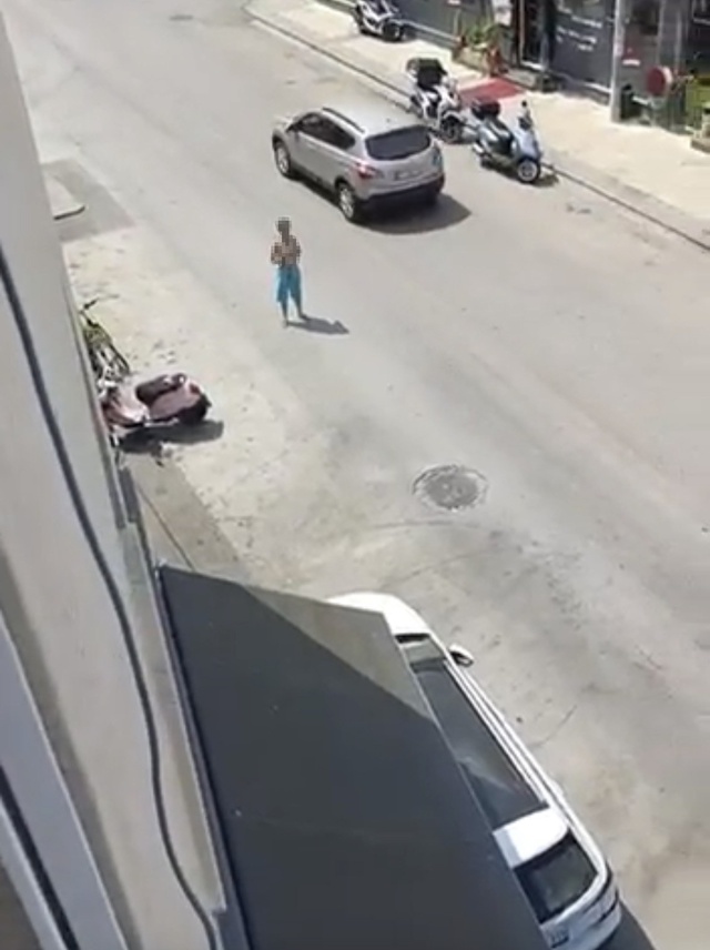 Önce yarı çıplak halde sokağa çıktı, daha sonra kendini balkondan attı