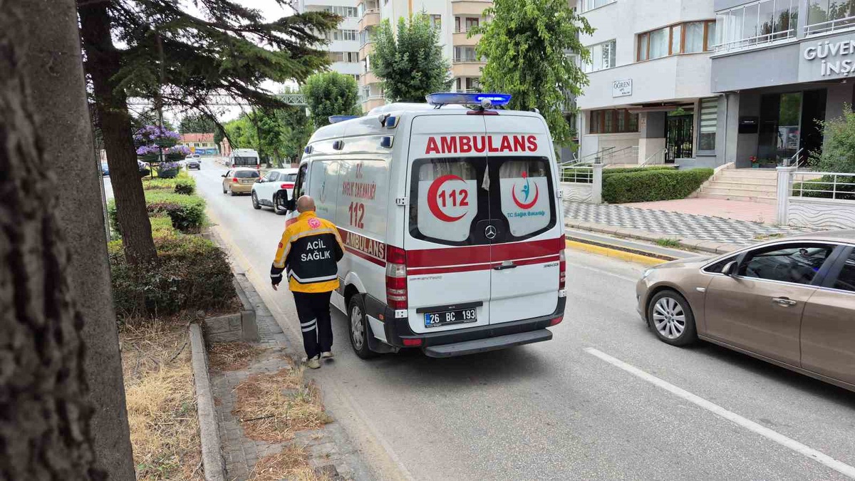 Minibüs Yaya Geçidinde Anneanne ve Torununa Çarptı