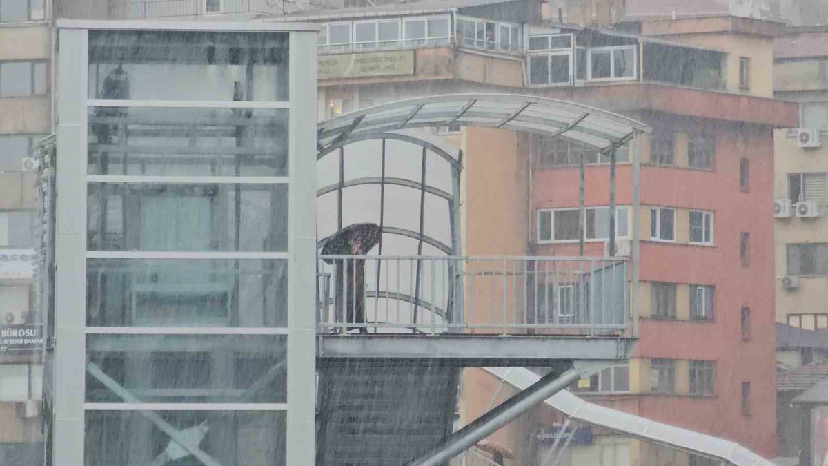 Zonguldak\'ta Kuvvetli Yağış Hayatı Olumsuz Etkiledi