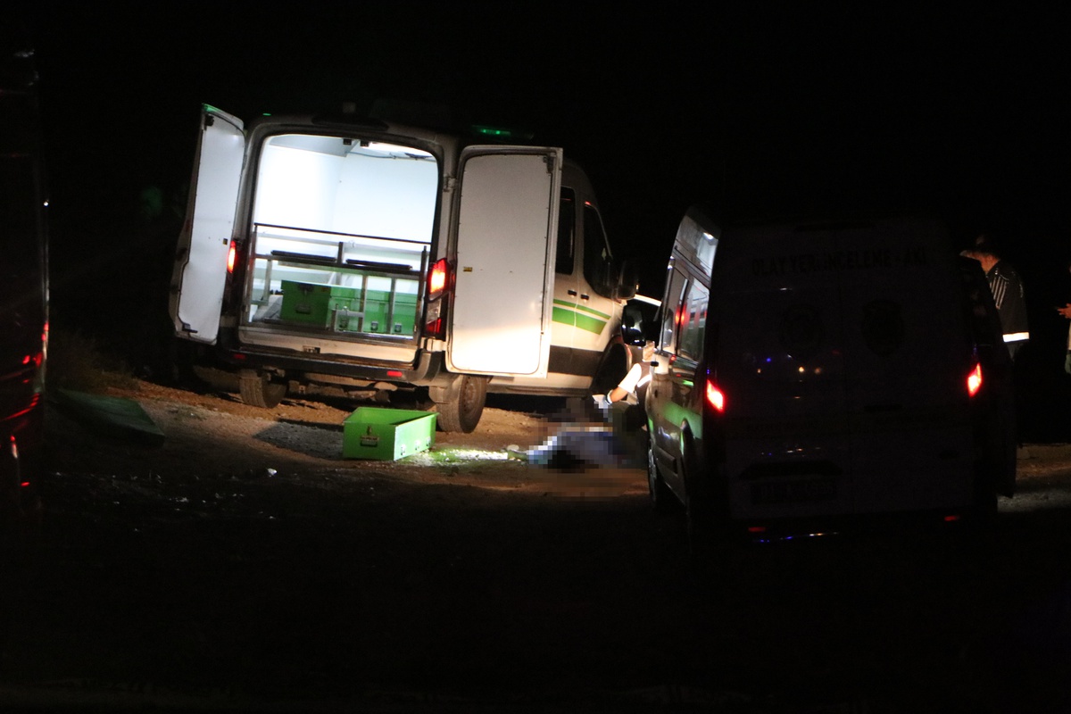 Adana\'da Silahlı Saldırı: Üç Kişi Hayatını Kaybetti
