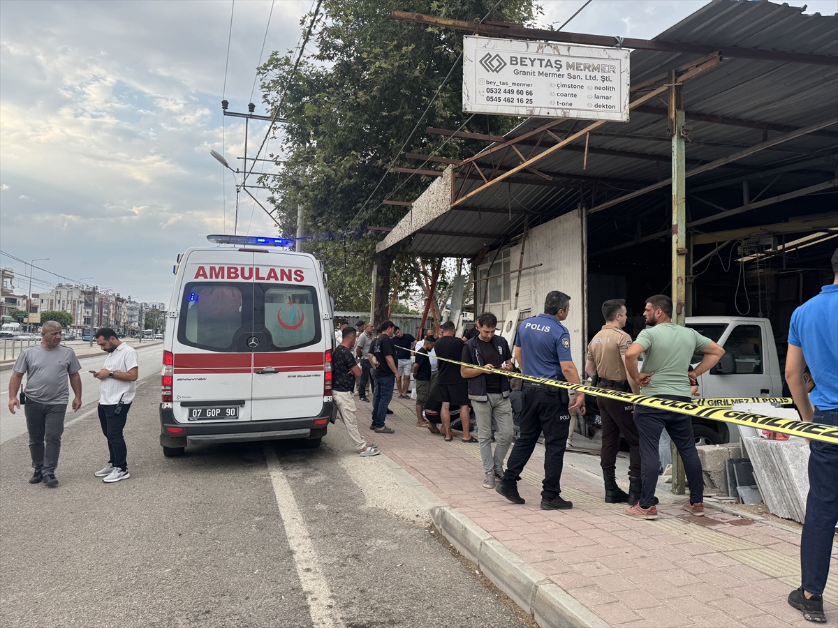 Mermer Blok Altında Can Veren Kadın