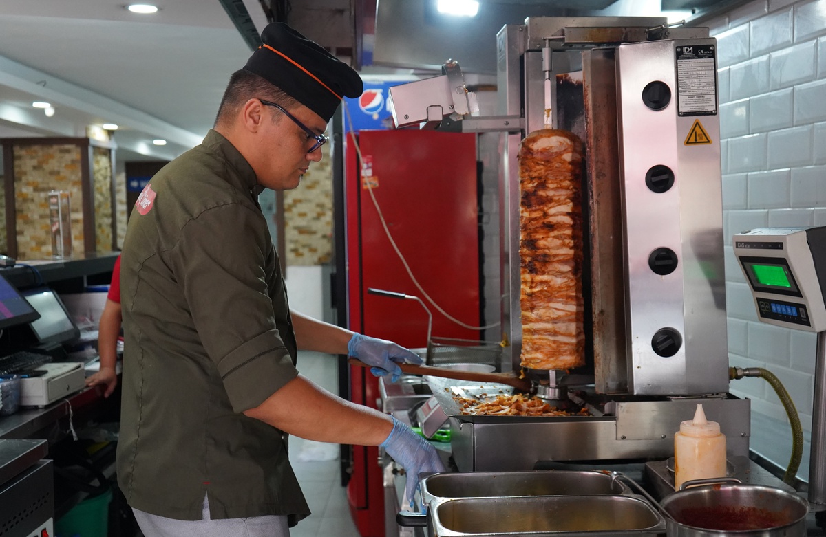 Antalya\'da Döner Ustaları Sıcakla Mücadele Ediyor