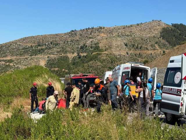 Antalya'da korkunç kaza: Uçuruma yuvarlanan otomobildeki 5 kişi can verdi
