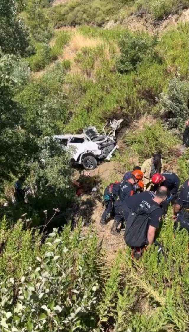 Antalya'da korkunç kaza: Uçuruma yuvarlanan otomobildeki 5 kişi can verdi