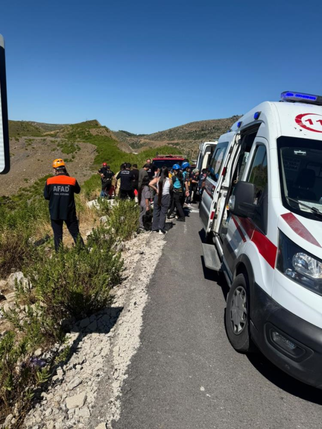 Antalya'da korkunç kaza: Uçuruma yuvarlanan otomobildeki 5 kişi can verdi