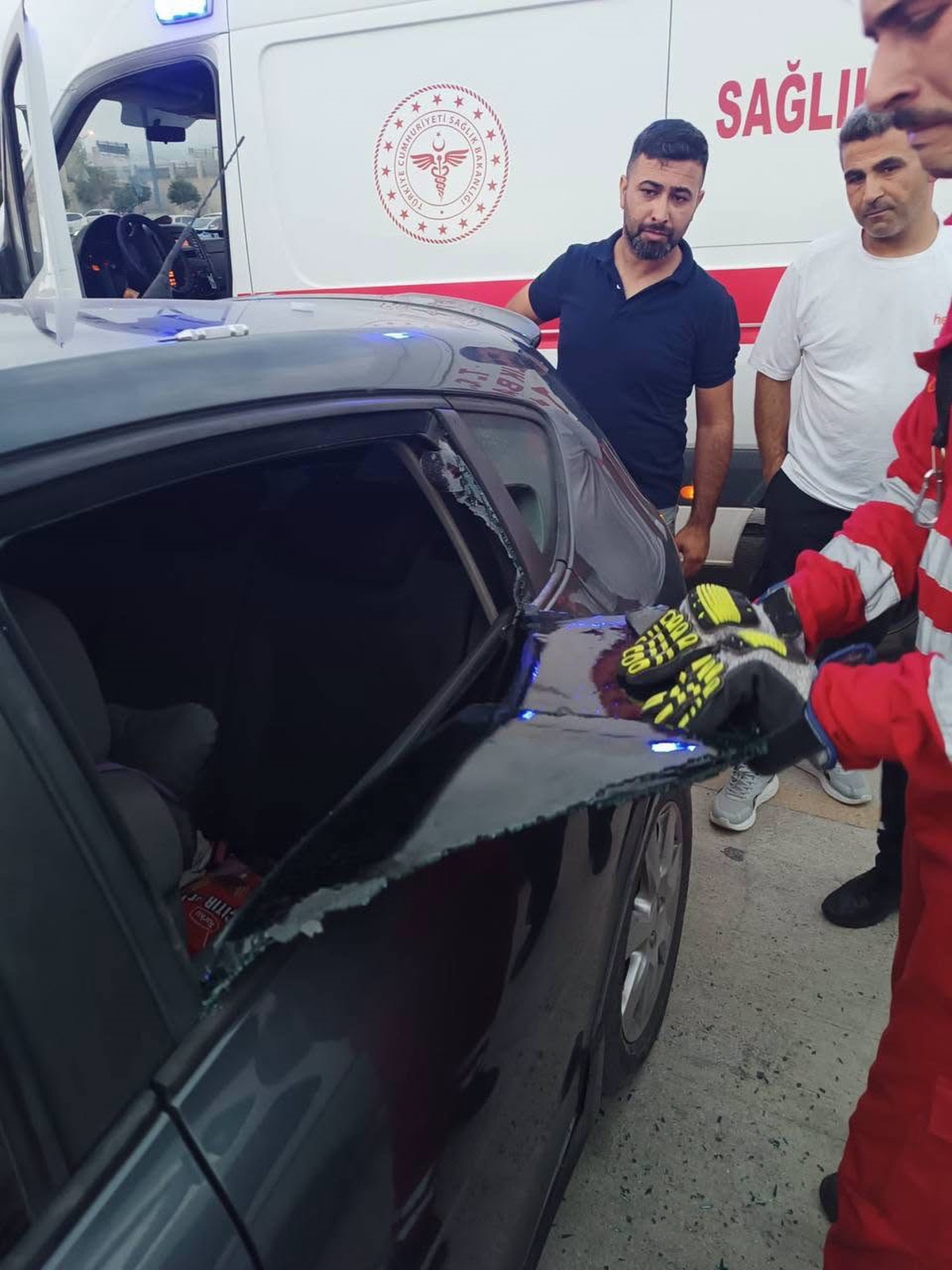 Hatay\'da Araçta Kilitli Kalan Çocuk Kurtarıldı