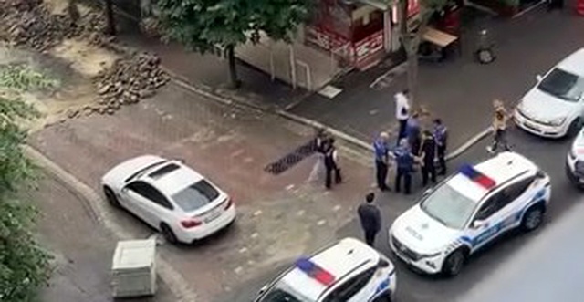 Kavga sırasında bıçak istedi, alamayınca bakın ne yaptı