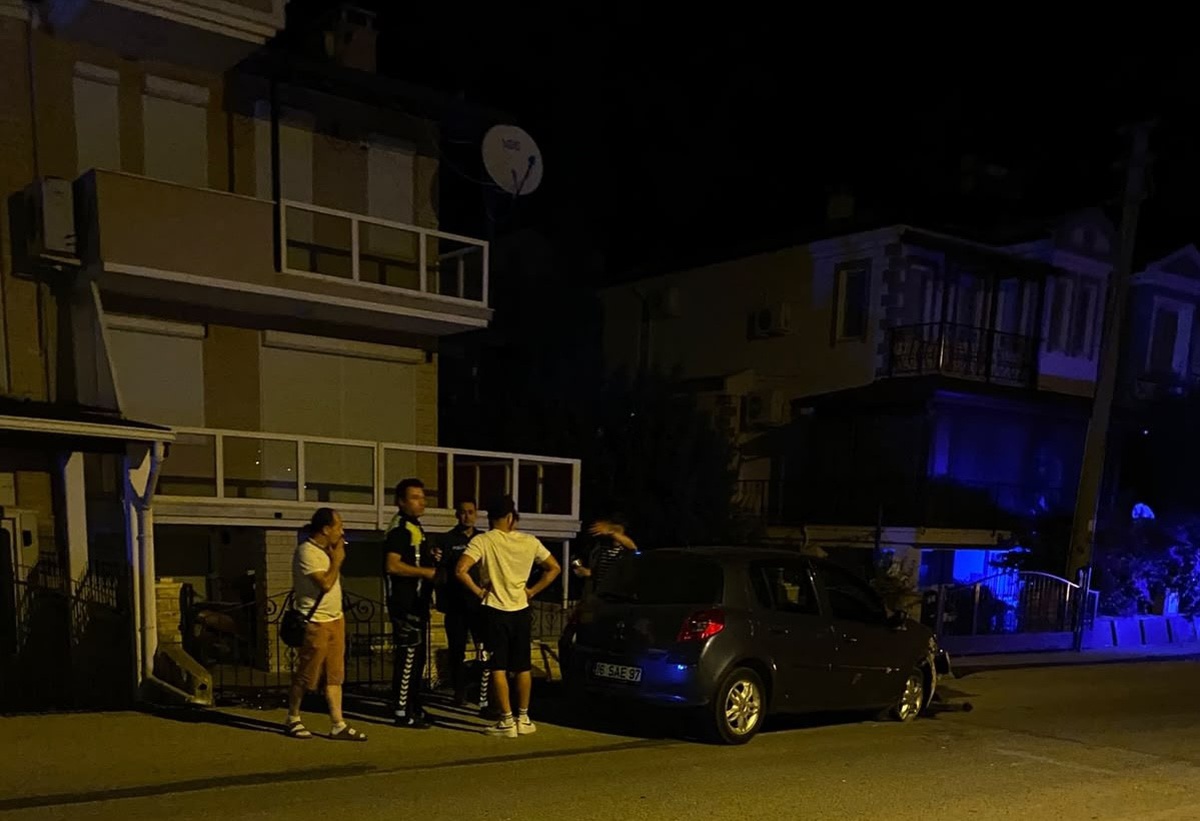 Ayvalık\'ta Trafik Kazası: Motosiklet Sürücüsü Ağır Yaralandı