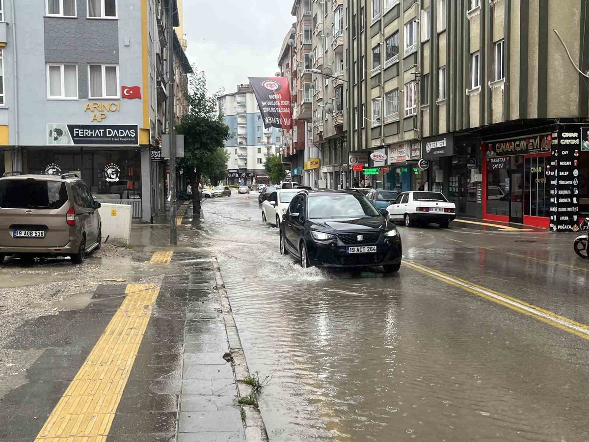 Çorum’da sağanak sonrası sokaklar göle döndü