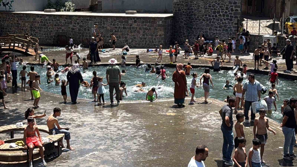 Diyarbakır\'da Çocuklar Anzele Suyuna Akın Ediyor