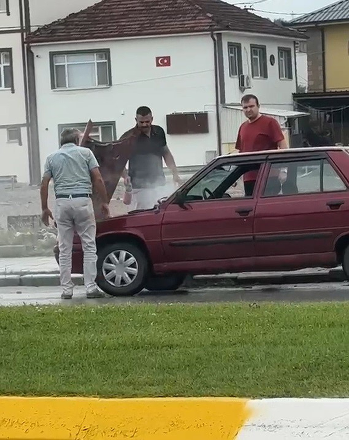 Adapazarı\'nda Otomobil Yangınına Müdahale