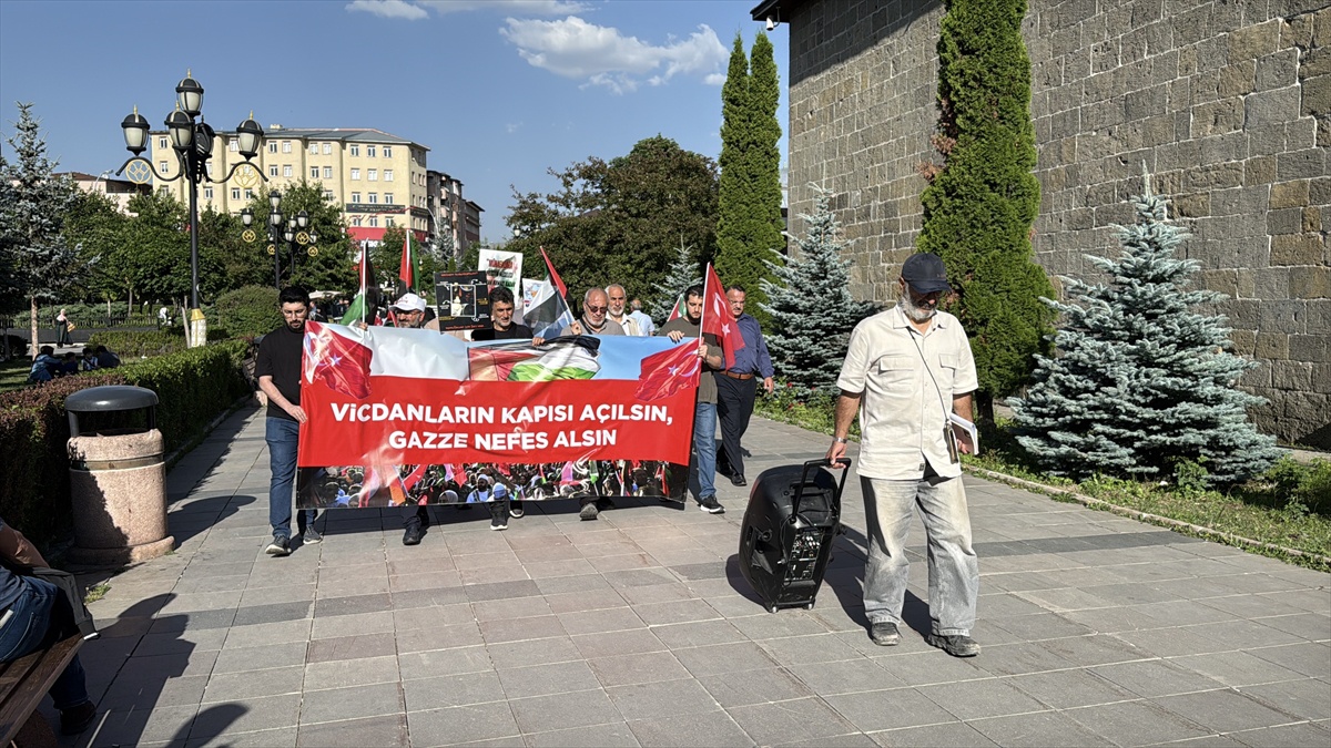 Erzurum\'da sağlıkçılar Gazze için sessiz yürüyüşlerini 141\'inci haftada sürdürdü