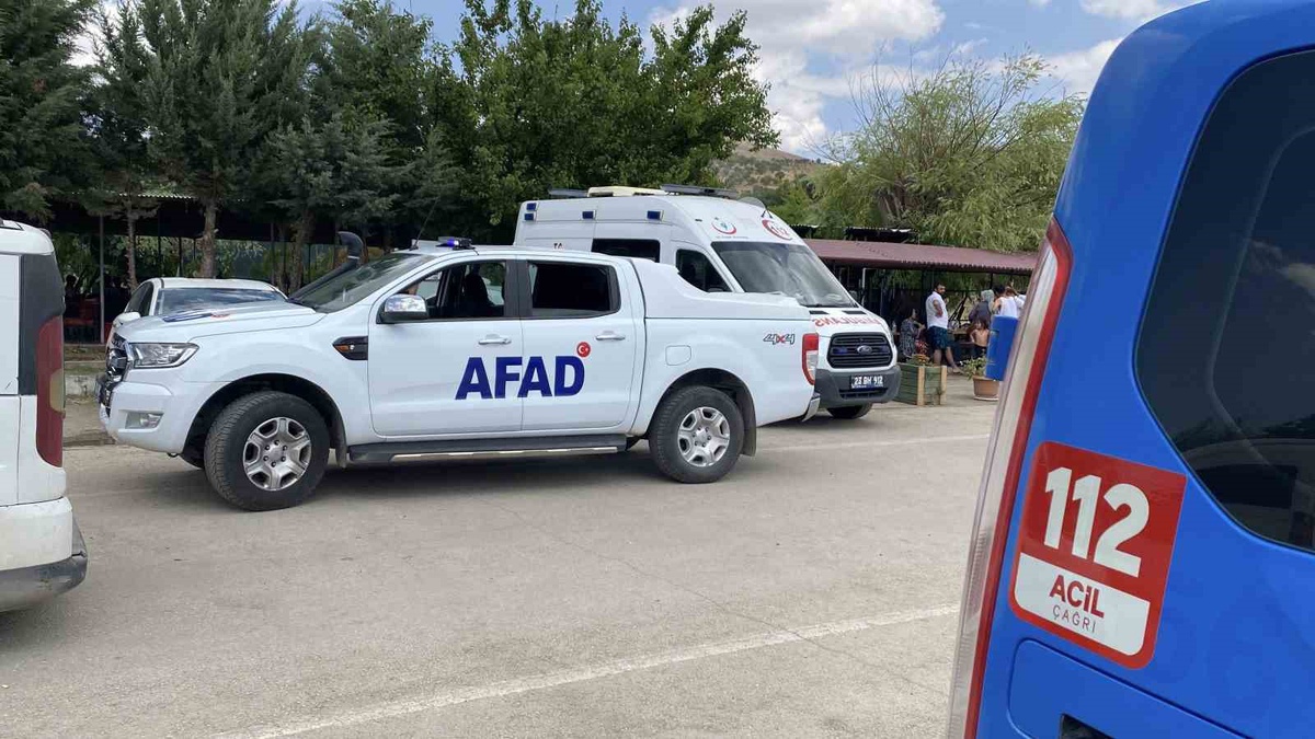 Hazar Gölü\'nde Tekne Battı, 7 Kişi Kurtarıldı