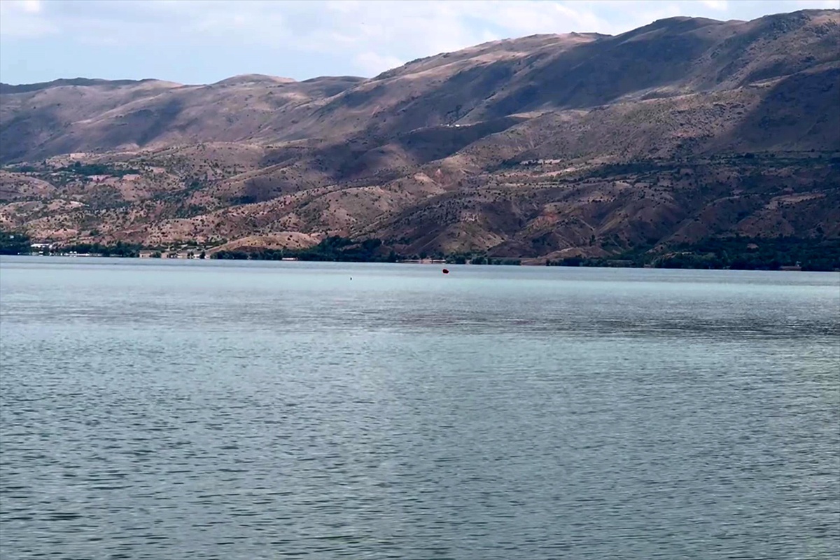 Hazar Gölü\'nde Kayık Tahliyesi