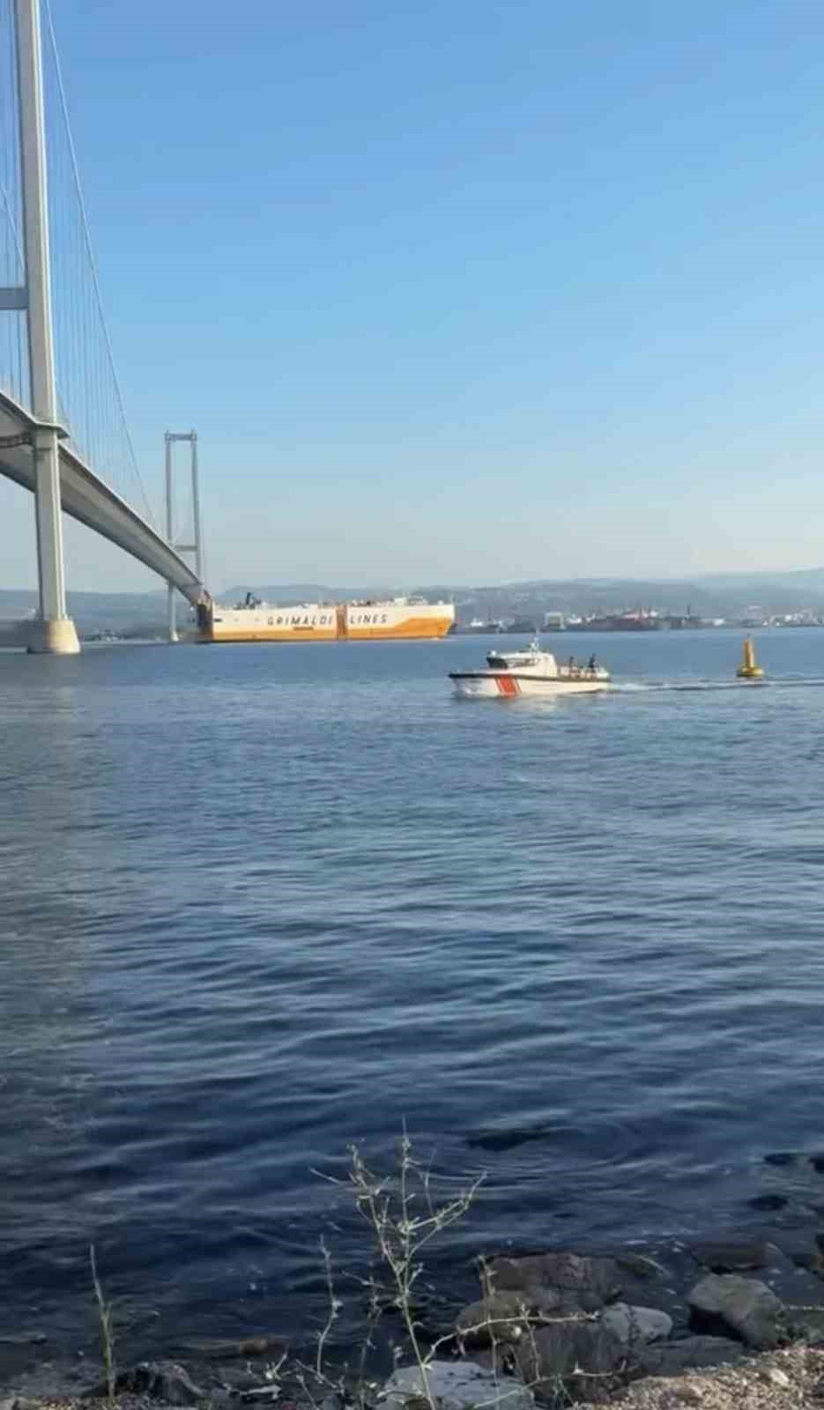 Osmangazi Köprüsü\'nde 3 kişi deniz fenerinde mahsur kaldı