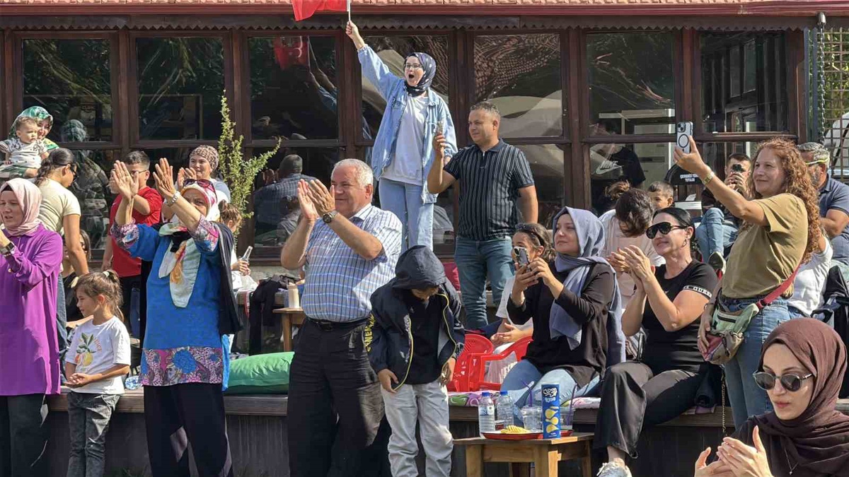 Karabük’te Filenin Sultanları’nın şampiyonluk maçı dev ekranda izlendi