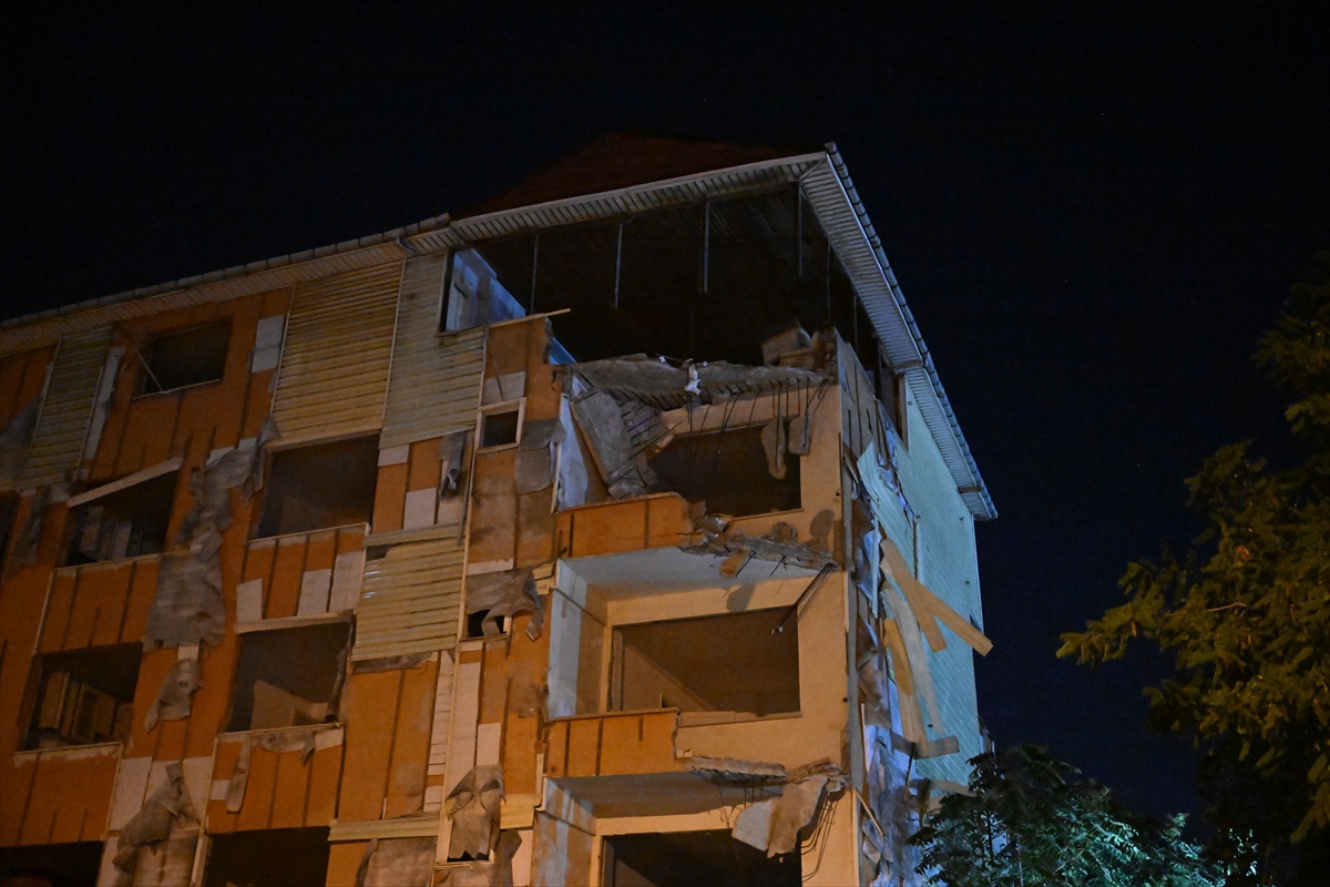 Kartal\'da Yıkım Aşamasındaki Binada Çökme