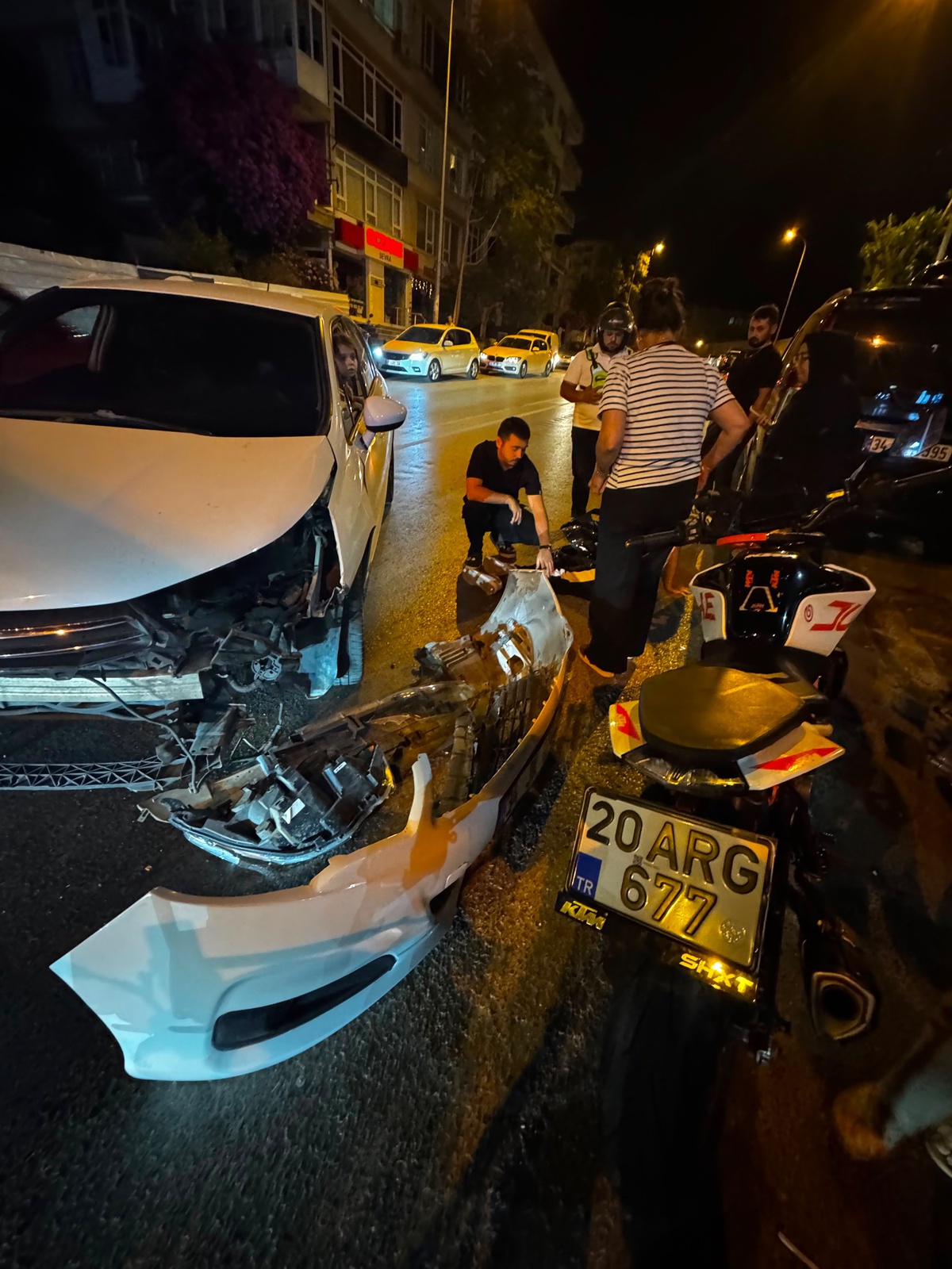 Kartal\'da motosiklet ve otomobil çarpıştı: 1 yaralı