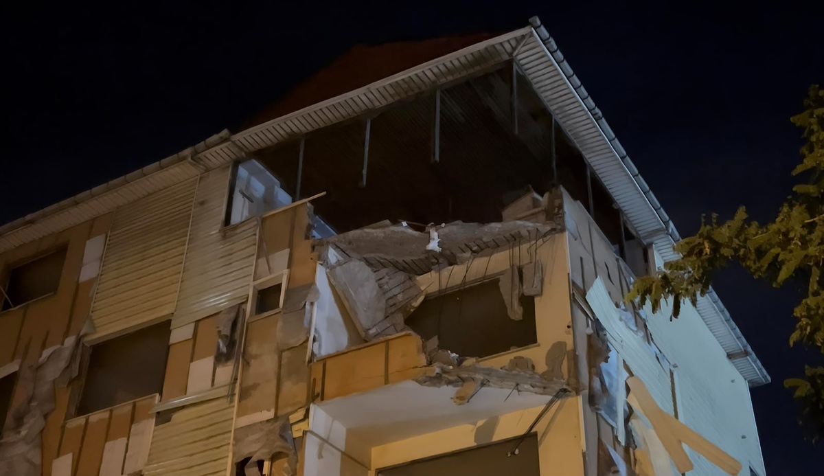 Kartal\'da Binadan Çöken Balkona Büyük Korku