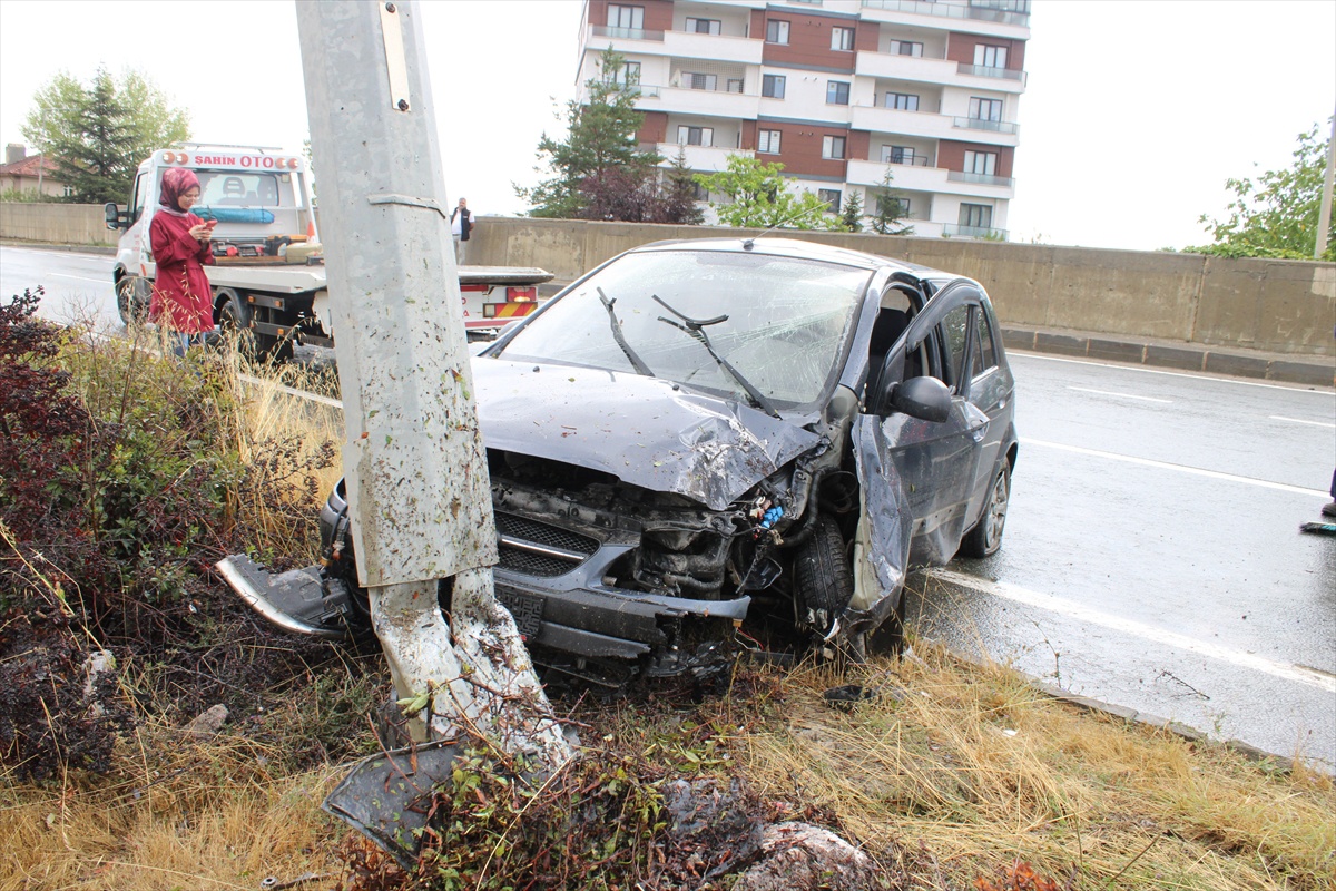 Kastamonu\'da Otomobil Aydınlatma Direğine Çarptı: 3 Yaralı