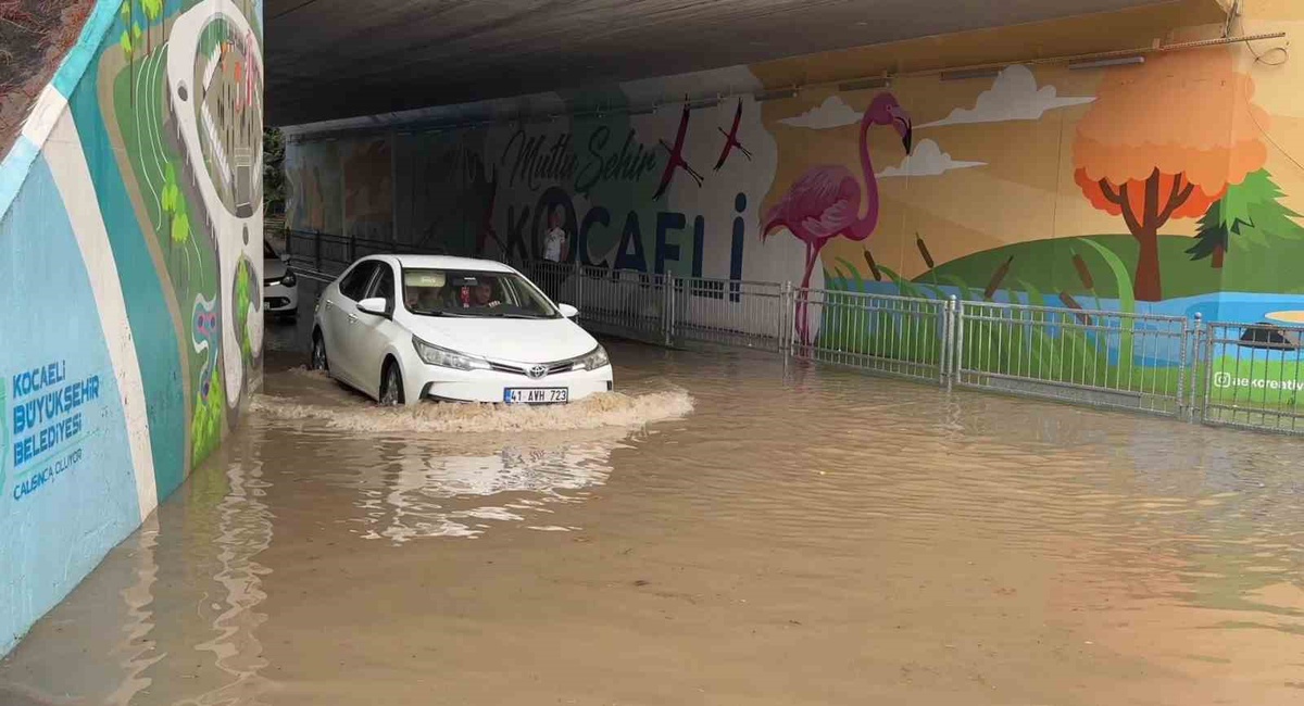 İzmit\'te Sağanak Alt Geçidi Su Bastı