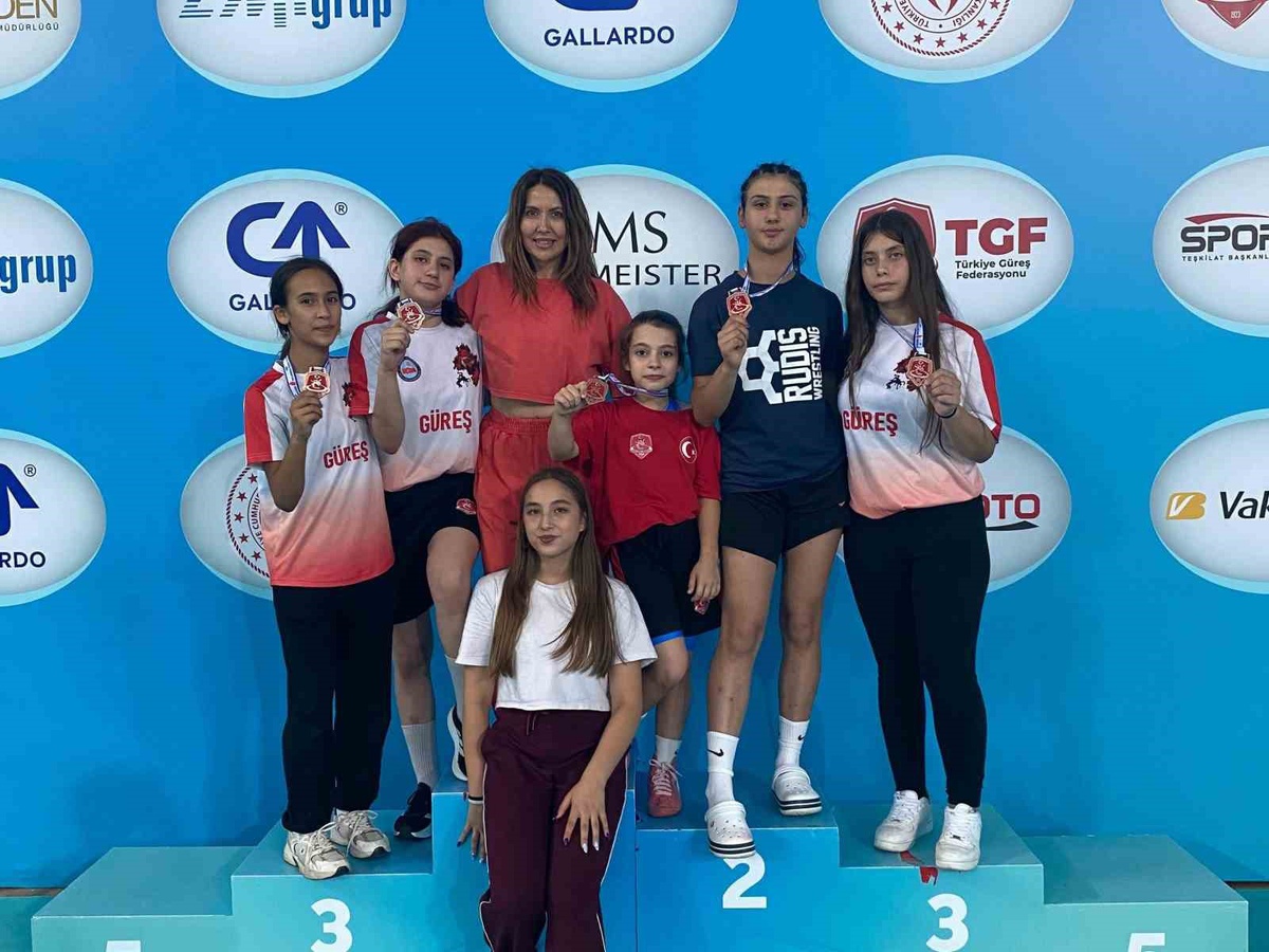 Köyceğizli Kız Güreşçilerden Tarihi Başarı