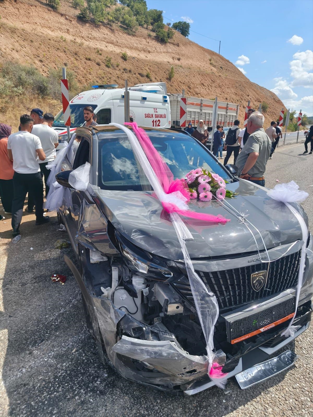 Düğün Konvoyunda Zincirleme Kaza: 4 Yaralı
