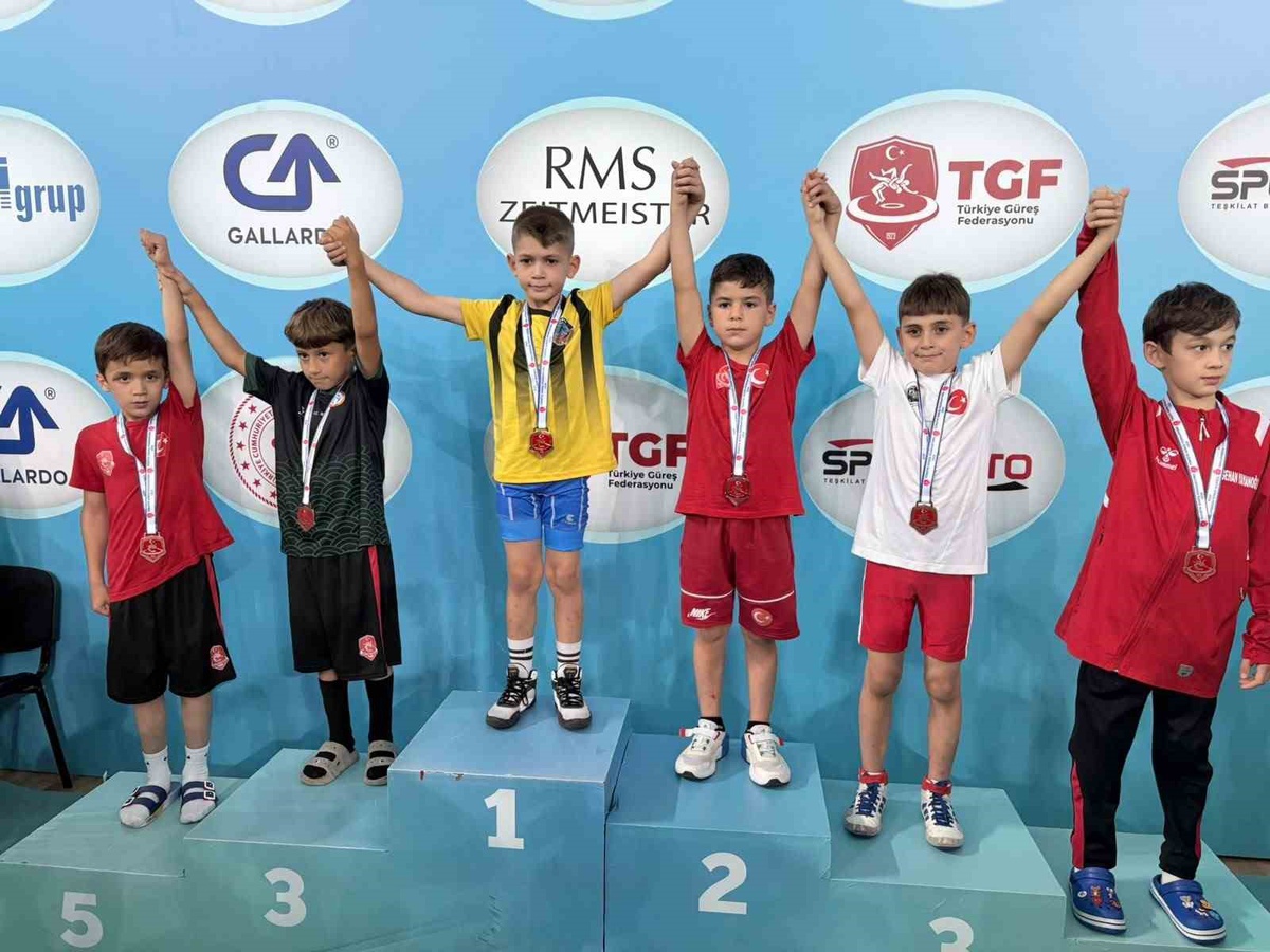 K&uuml;tahyalı G&uuml;reş&ccedil;i Ertuğrul Alp'ten &Ccedil;ifte Madalya