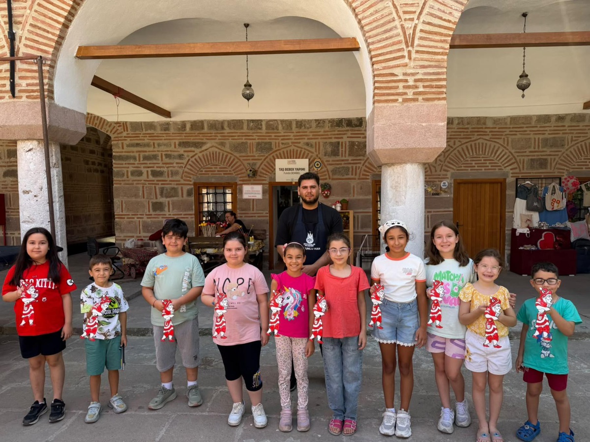 Şehzadeler’de çocuklar, Hacivat ve Karagöz’ü milli takımın renkleriyle buluşturdu
