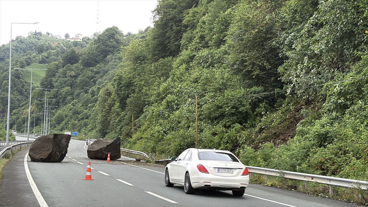 Rize\'de Sağanak Kaya Düşmesine Neden Oldu