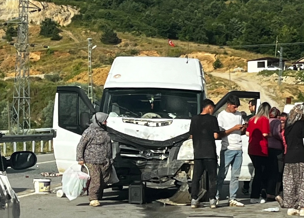 Ladik\'te Tarım İşçilerini Taşıyan Minibüs Kazası