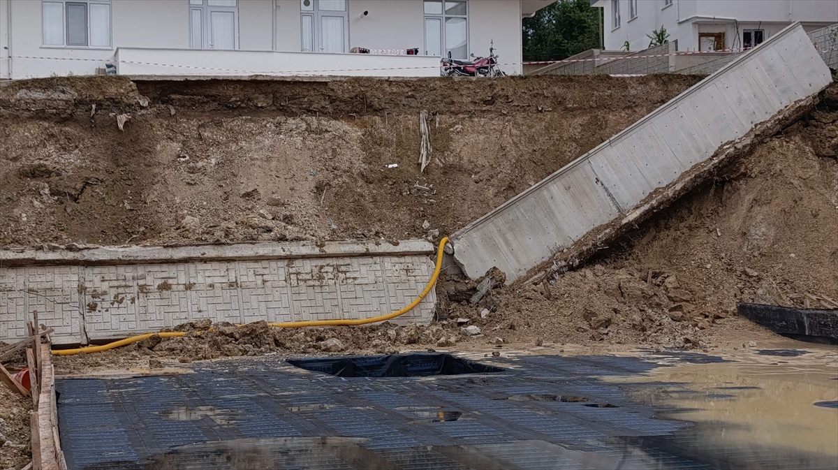 Gerze\'de İstinat Duvarı Çöktü