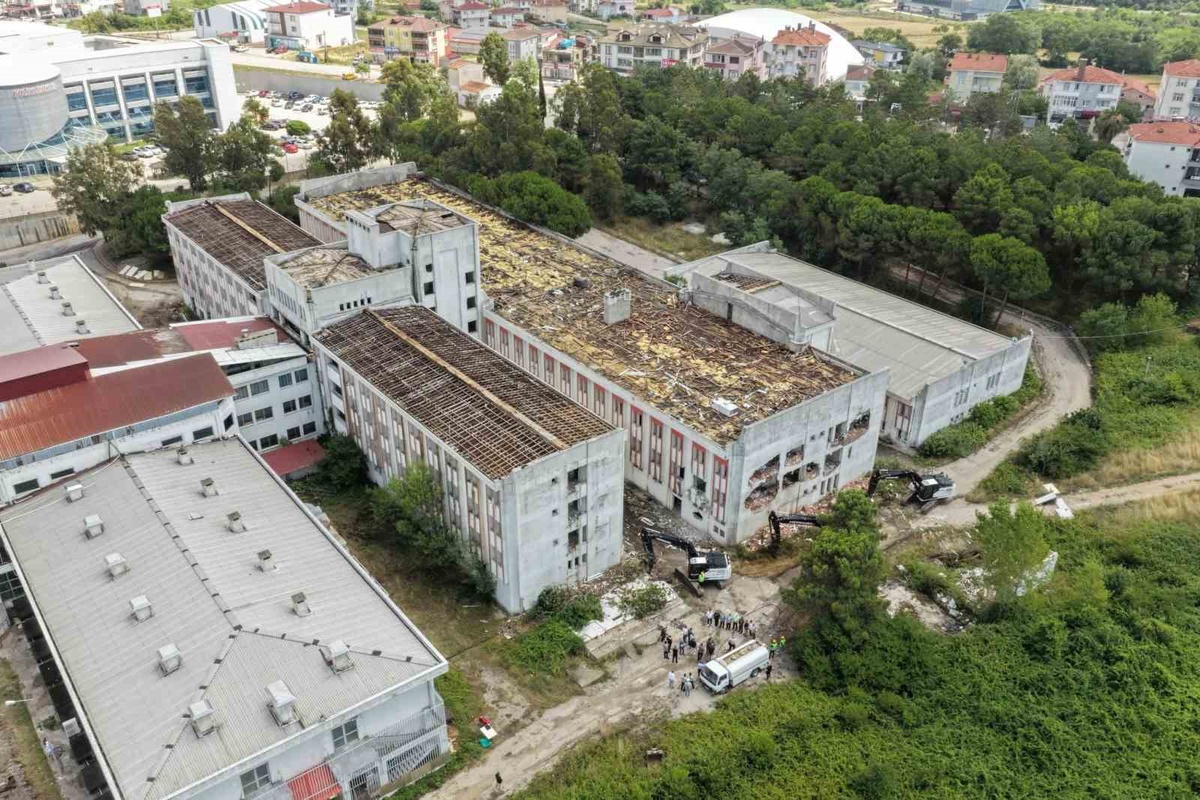 Sinop’ta eski hastane binasının yıkımına başlandı