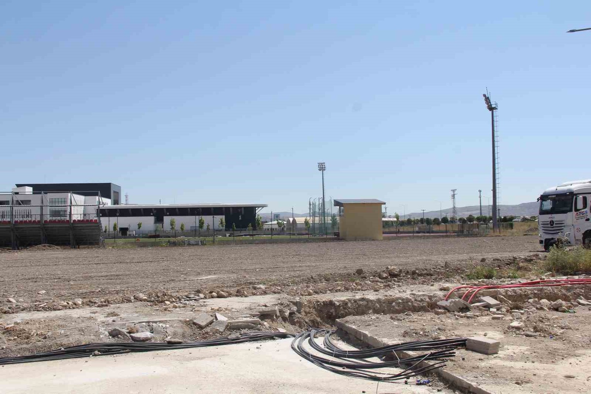 Sivas\'ta Modern Futbol Sahası Yapılıyor