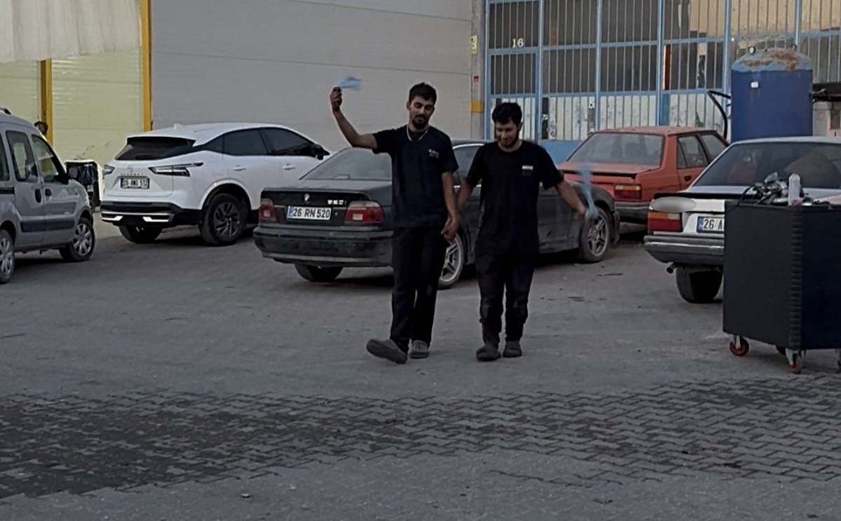 Eskişehir\'de Halay Çeken İşçiler