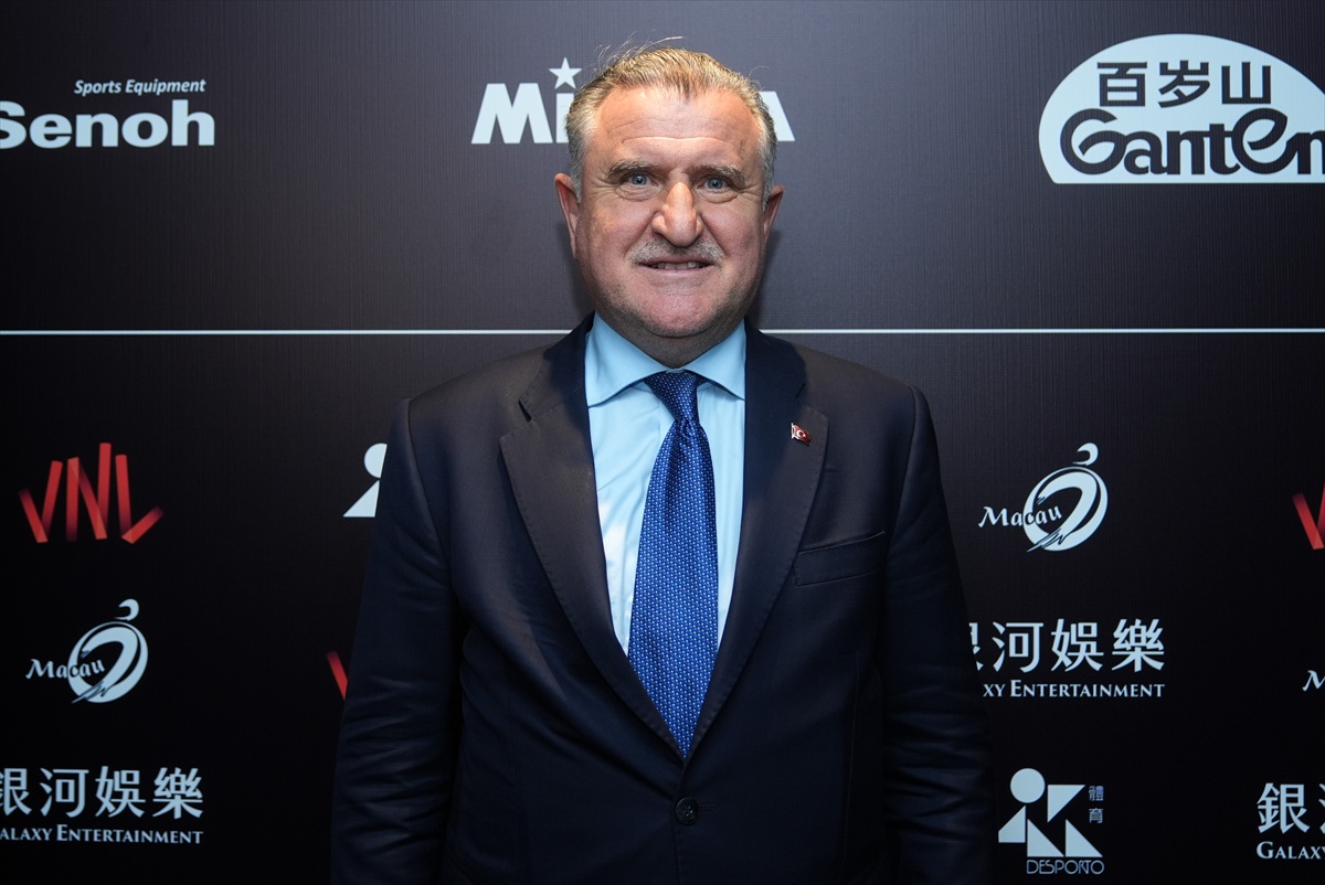 Bakan Bak\'tan A Milli Kadın Voleybol Takımı\'na tebrik