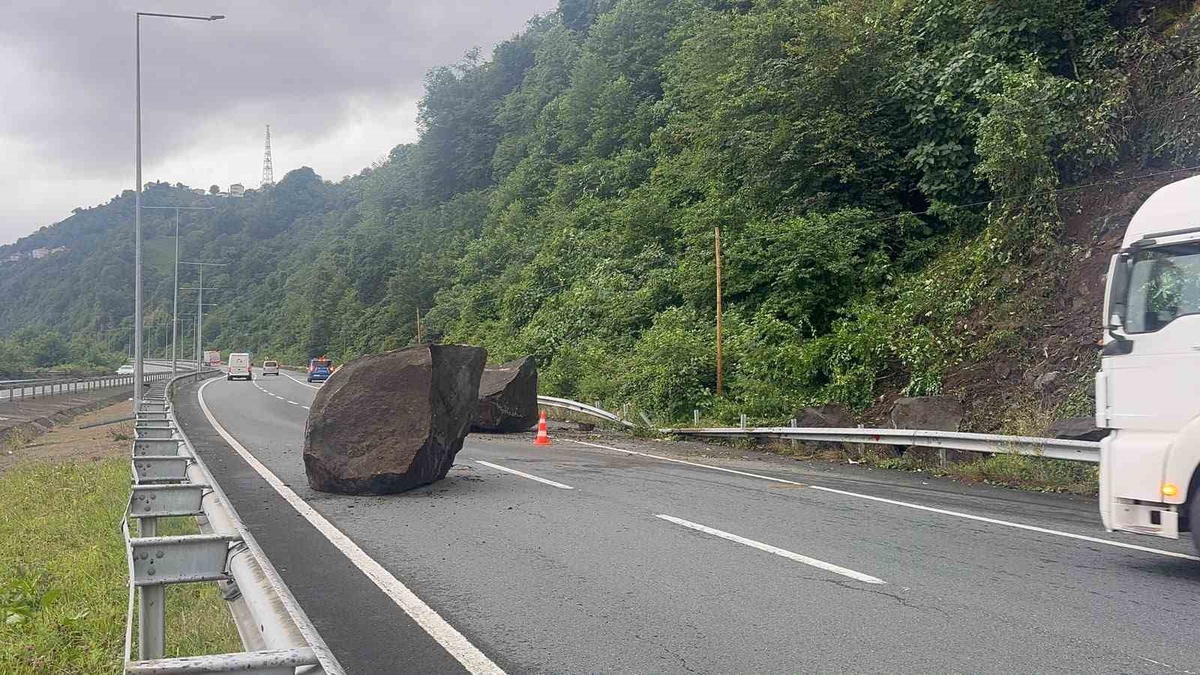 Rize\'de Yolda Kaya Düşmesi