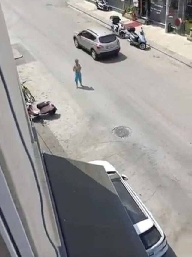Yarı çıplak halde sokağa çıktı, ikna edildikten sonra canına kıydı