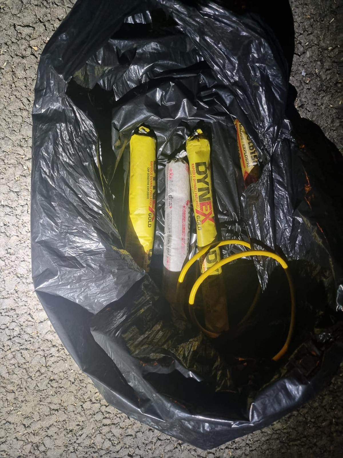 Kozan\'da Patlayıcı ve Tüfek Ele Geçirildi