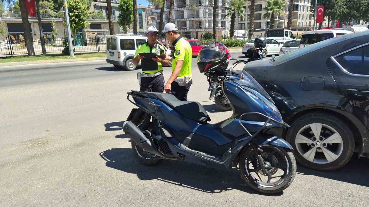 Adıyaman\'da Motosiklet Devrildi: 2 Yaralı