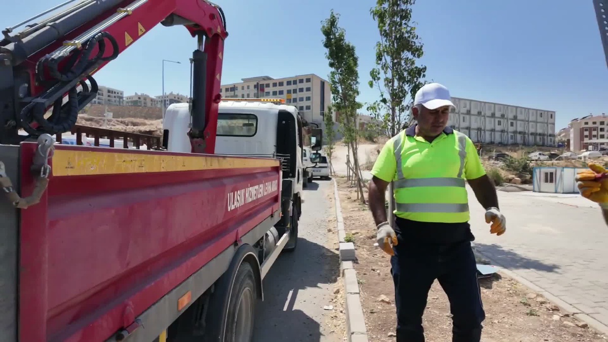 Adıyaman’da trafik güvenliği için uyarı levhaları yenileniyor