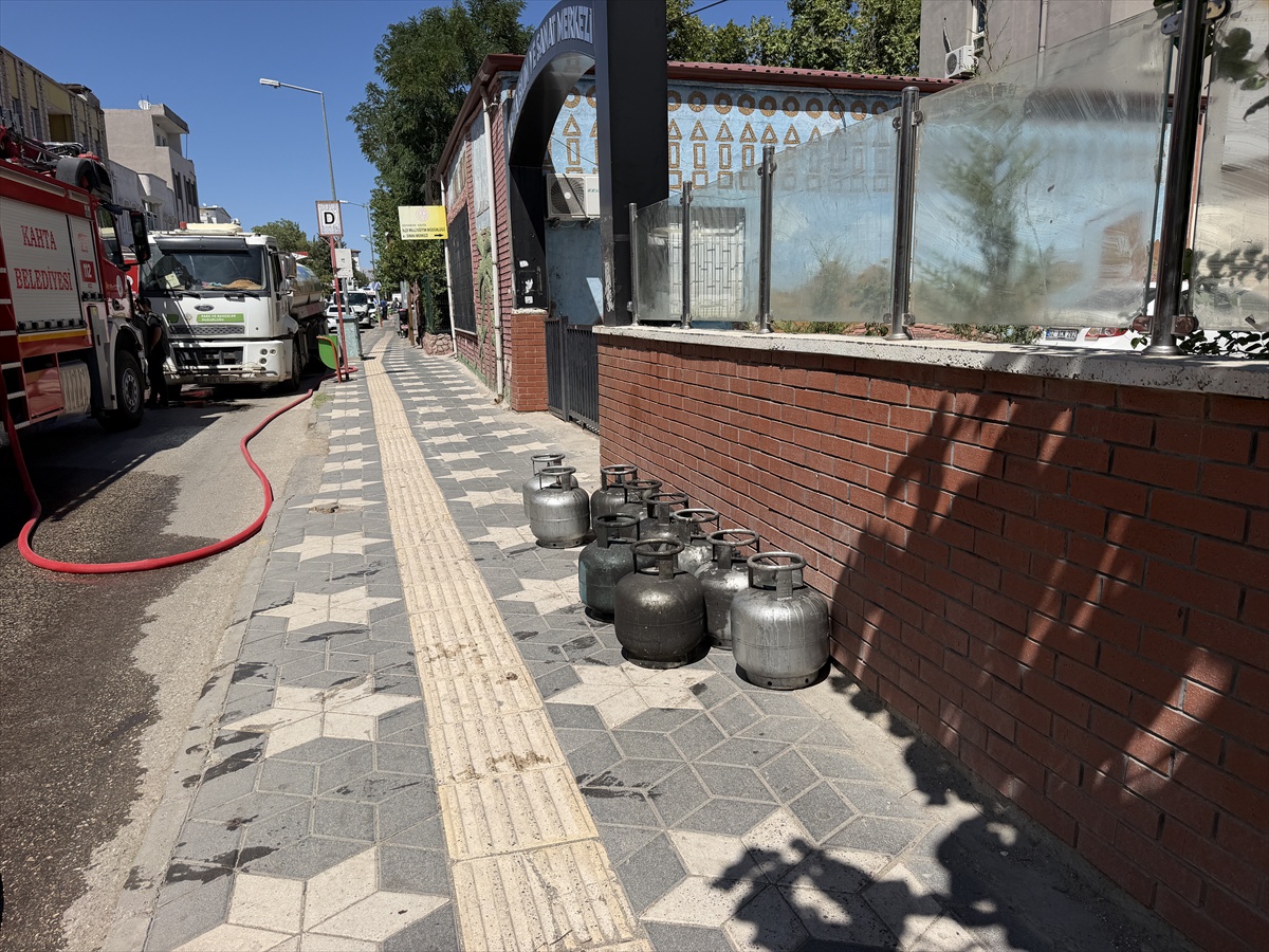 Kahta\'da İş Yerinde Yangın: İtfaiyeye 3 Yaralı