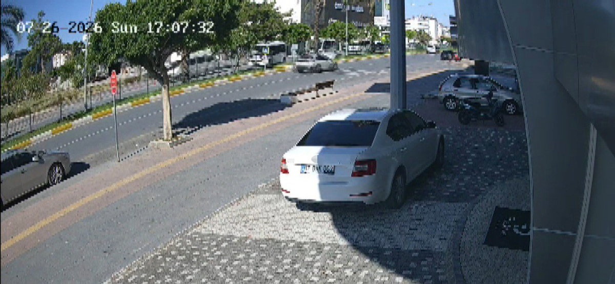 Manavgat\'ta Motosiklet ve Otomobil Çarpıştı: 3 Yaralı