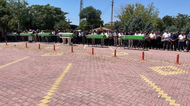 Kahreden görüntü! Aynı aileden 3'ü çocuk 5 kişi yan yana defnedildi
