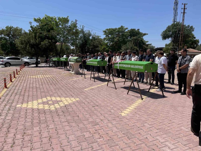 Kahreden görüntü! Aynı aileden 3'ü çocuk 5 kişi yan yana defnedildi