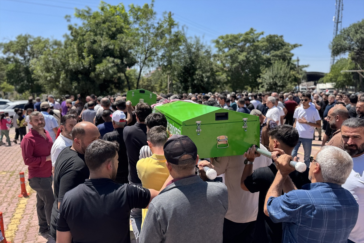 Manavgat\'ta Uçurumdan Düşen Minivanın Cenazeleri Konya\'da