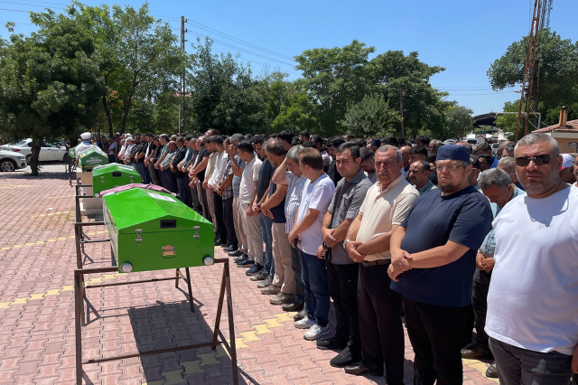 Kahreden görüntü! Aynı aileden 3'ü çocuk 5 kişi yan yana defnedildi
